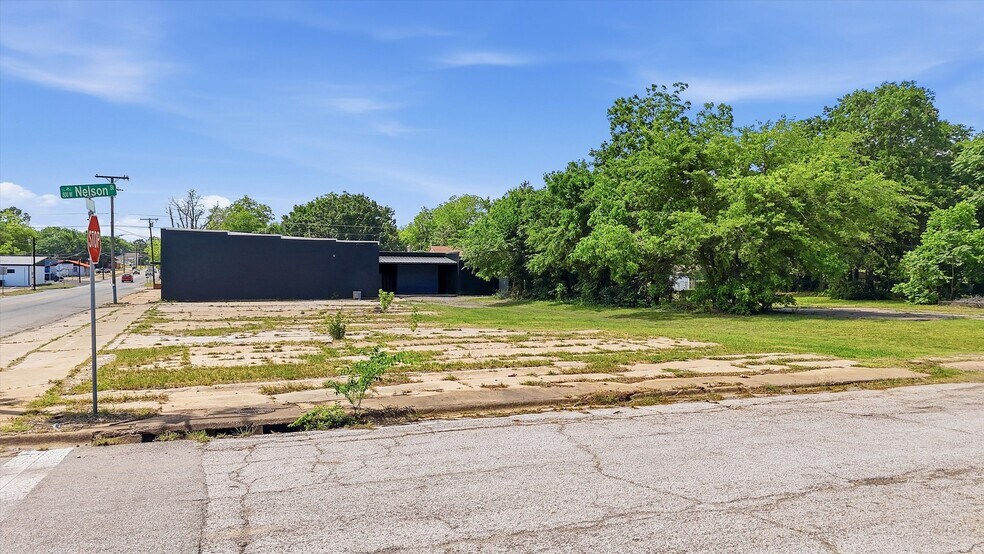 More Photos Of 613 S Armstrong Ave, Denison Warehouse For Sale