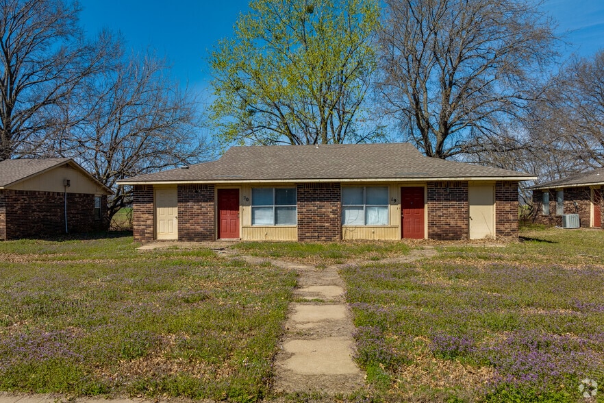 More Photos Of 100 W. Oak St., Webbers Falls Apartments For Sale