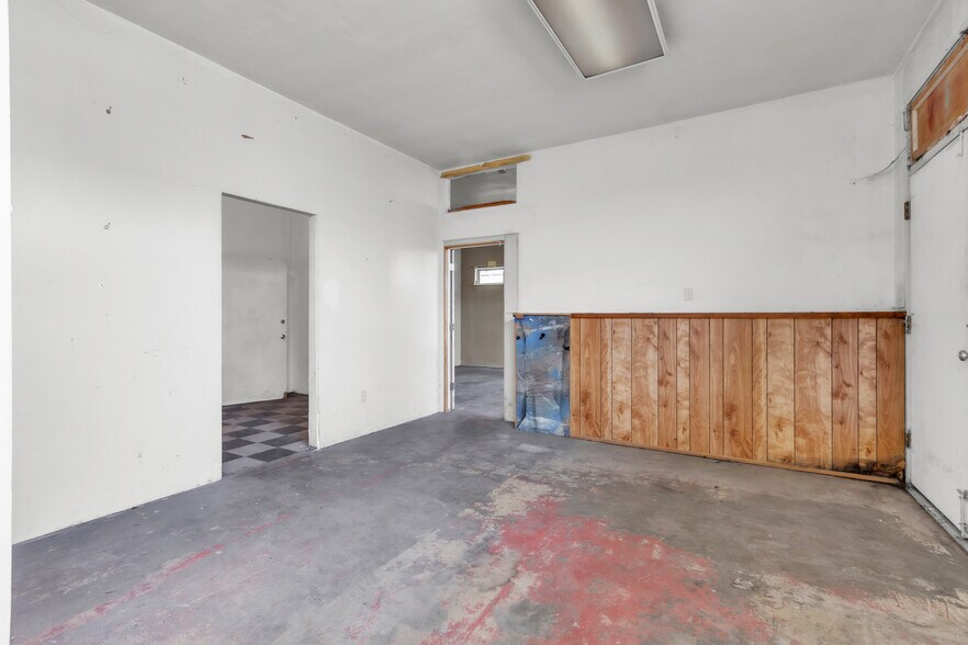 More Photos Of 227 Commission St, Salinas Showroom For Sale