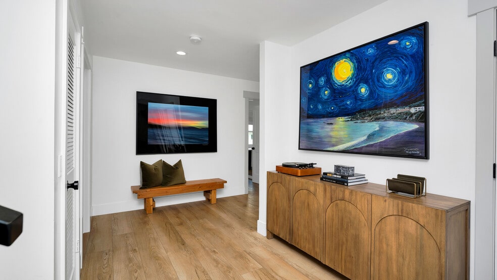 More Photos Of 308 E 18th St, Costa Mesa Shelter For Sale