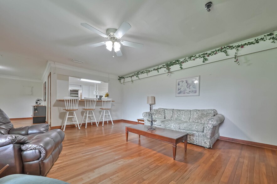 More Photos Of 8713 Wayfarer Ln, Houston Loft Creative Space For Sale