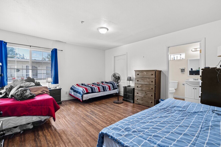 More Photos Of 14203 Sylvan St, Van Nuys Apartments For Lease