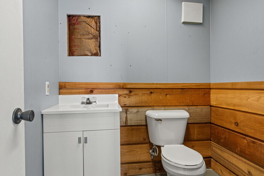 More Photos Of 108 S Front St, Coloma General Retail For Sale