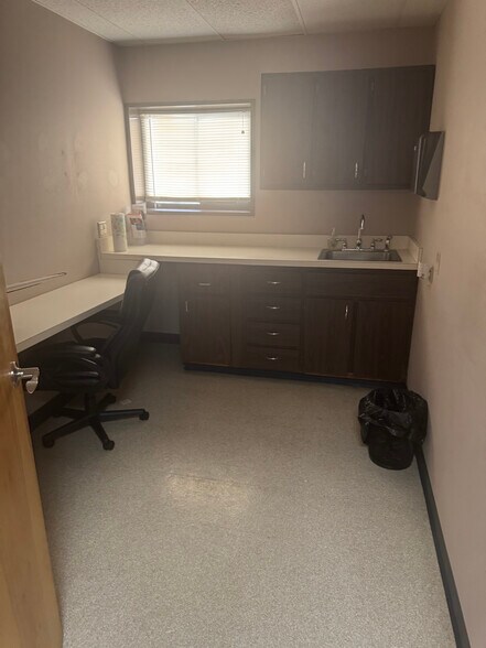 More Photos Of 450 S Chamberlain Ave, Rockwood Office For Sale