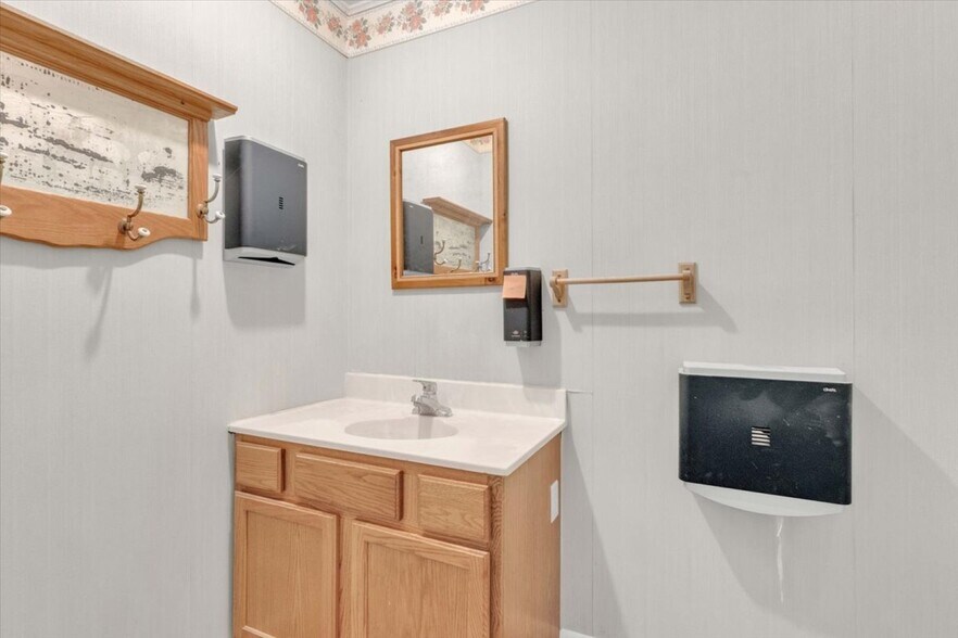 More Photos Of 22 Monroe St, Ellicottville Storefront For Sale