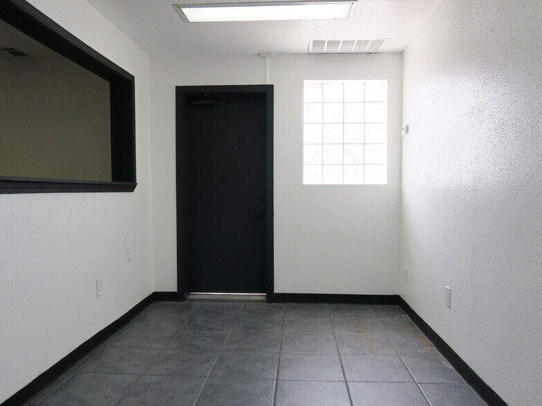 More Photos Of 5711 Star Ln, Houston Service For Lease