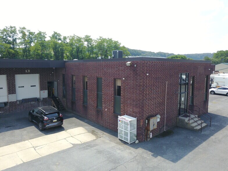 More Photos Of 7651 Derry St, Harrisburg Truck Terminal For Lease