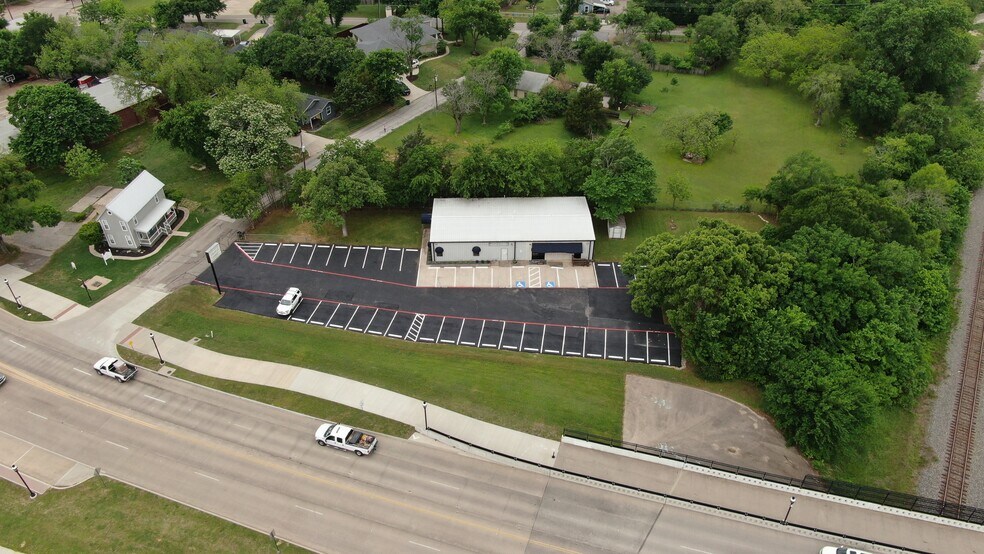 More Photos Of 100 Van Worth St, Mansfield Freestanding For Lease