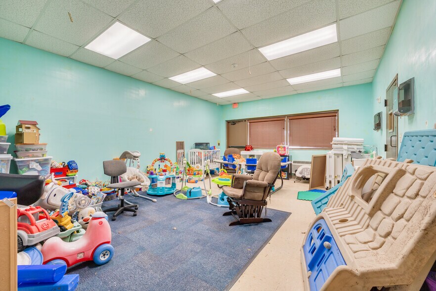 More Photos Of 3170 N McMullen Booth Rd, Clearwater Schools For Lease