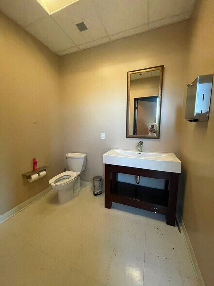 More Photos Of 7075 Kingspointe Pky, Orlando Showroom For Lease
