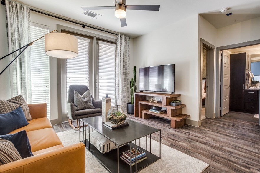 More Photos Of 195 W Davis St, Dallas Apartments For Lease