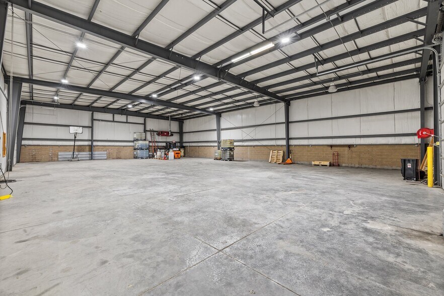 More Photos Of 9505 Emahiser rd, Caledonia Distribution For Sale