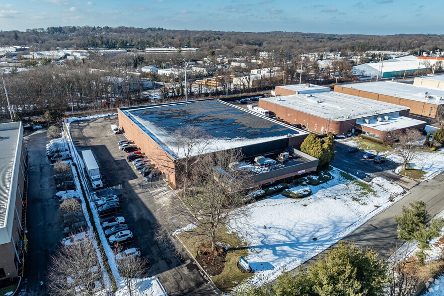 More Photos Of 80 Gordon Dr, Syosset Warehouse For Lease
