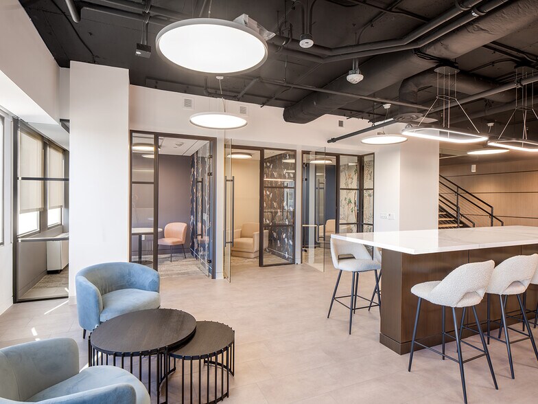 More Photos Of 2461 S Clark St, Arlington Office For Lease