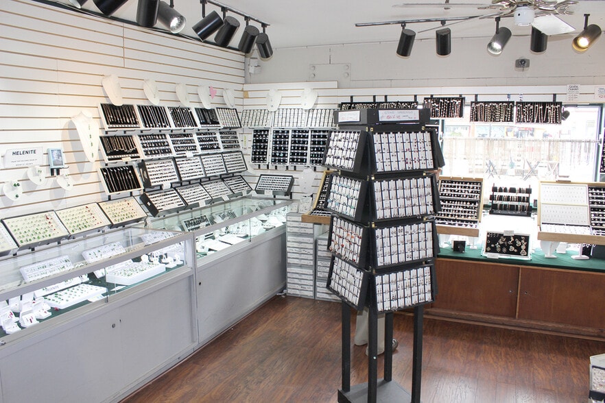 More Photos Of 95 Fishermans Wharf, Monterey Storefront For Sale