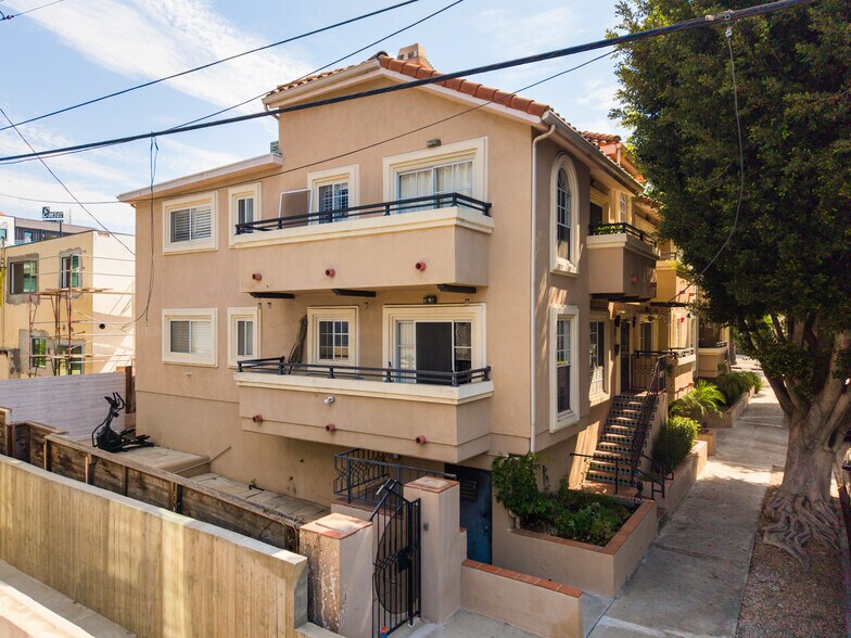 More Photos Of 1001 N Croft Ave, Los Angeles Apartments For Sale
