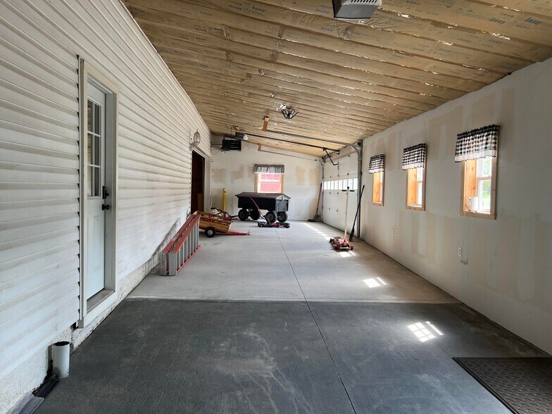 More Photos Of 380 S Main St, De Graff Light Manufacturing For Sale