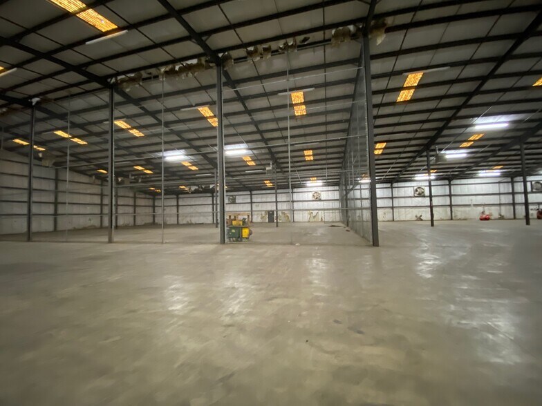 More Photos Of 130 N College St, Pontotoc Warehouse For Lease