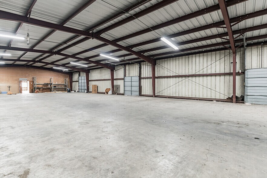 More Photos Of 704 W University Ave, Georgetown Light Distribution For Lease