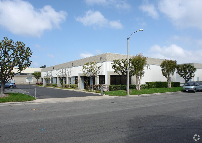 Primary Photo Of 17731-17739 Sampson Ln, Huntington Beach Light Manufacturing For Lease