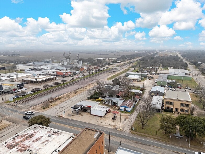 More Photos Of 201 W Oak St, West Service Station For Sale