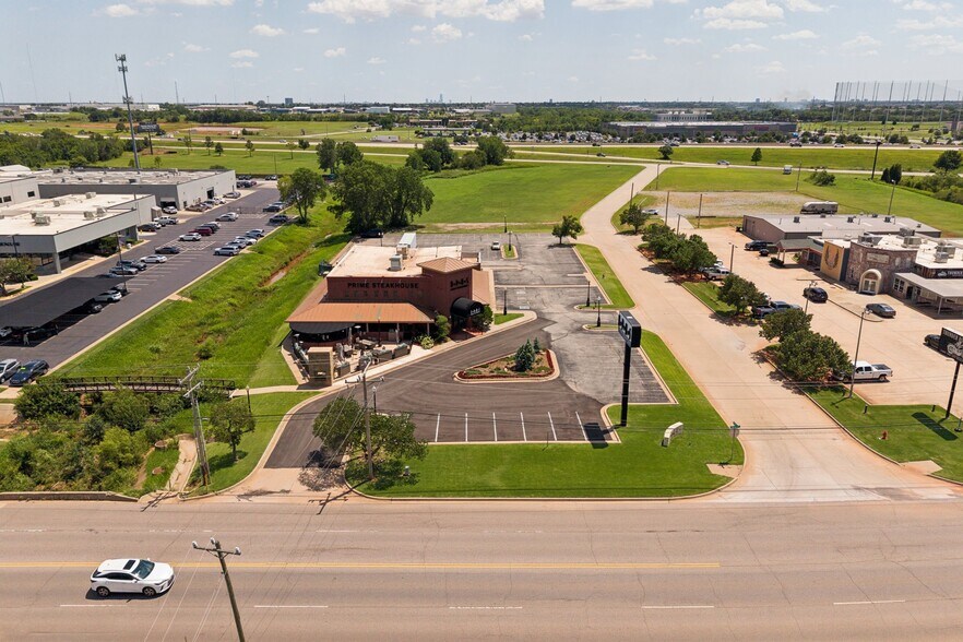 More Photos Of 800 W Memorial Rd, Oklahoma City Restaurant For Sale