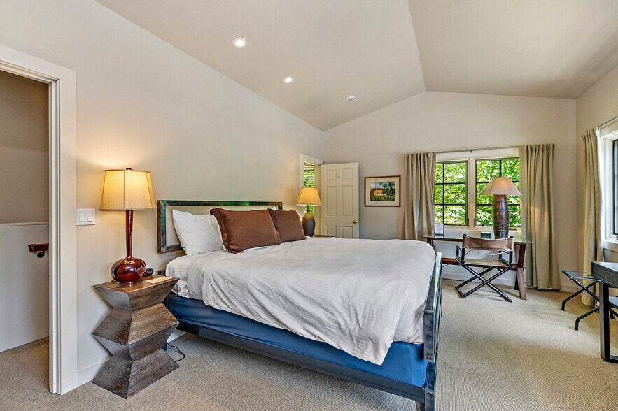 More Photos Of 240 E California St, Jacksonville Hotel For Sale