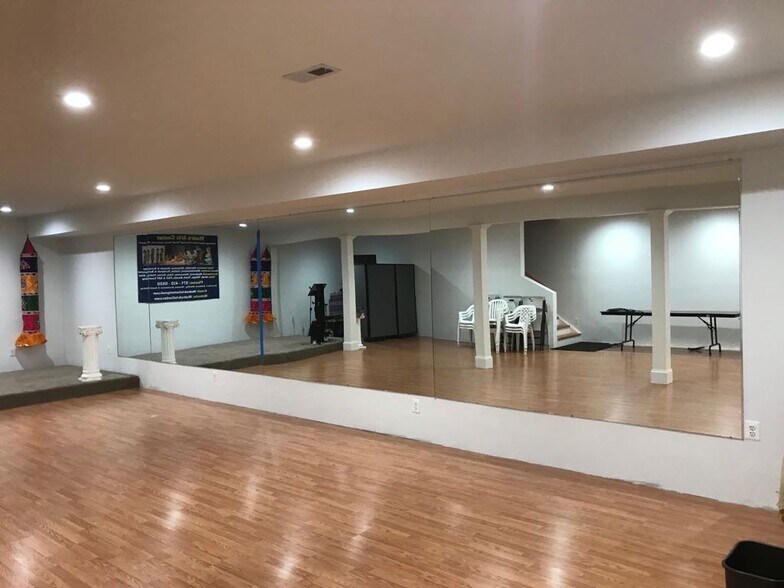 More Photos Of 1323 Shepard Dr, Sterling Showroom For Lease