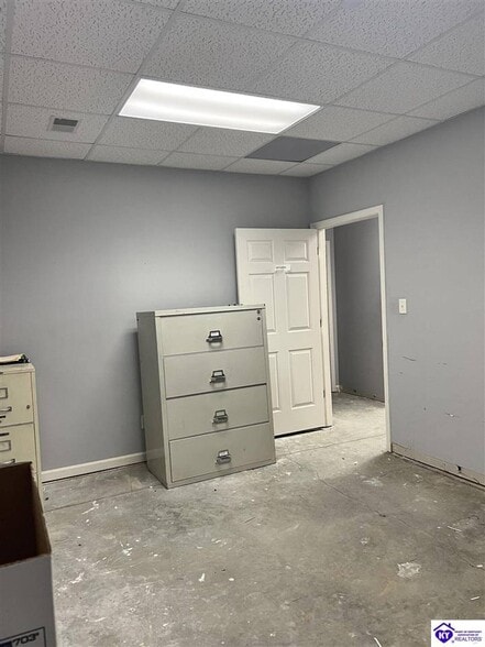 More Photos Of 1300 Gardiner Ln, Louisville Medical For Sale