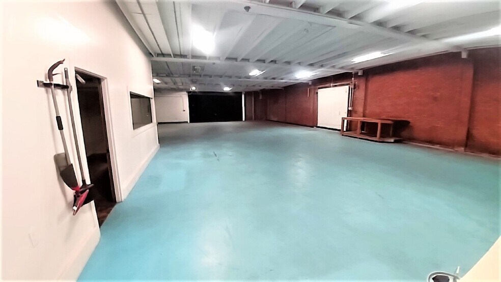 More Photos Of 131 E Sears St, Denison Warehouse For Lease