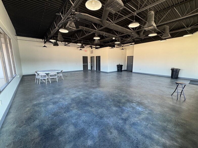 More Photos Of 202 W Center St, Duncanville Freestanding For Lease