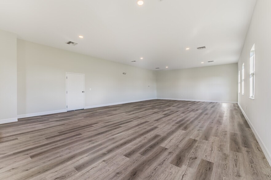 More Photos Of 8359 Stringfellow Rd, Saint James City Medical For Lease