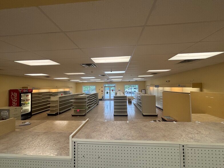 More Photos Of 704 S Us-27, Havana Drugstore For Sale