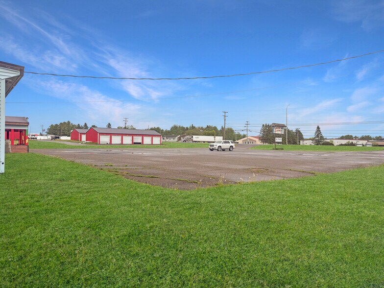 More Photos Of 18 Access Hwy, Caribou Sports And Entertainment For Sale