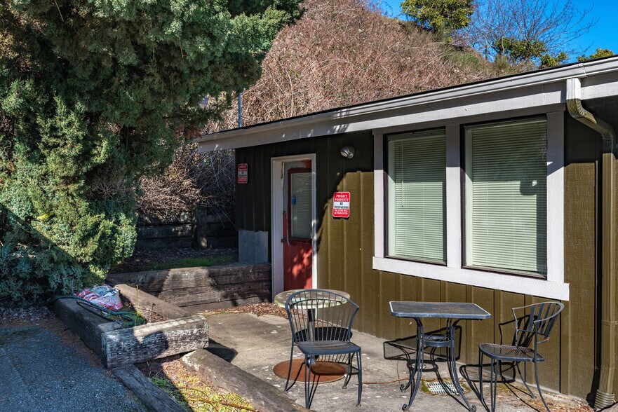 More Photos Of 802 Washington St, Port Townsend General Retail For Sale