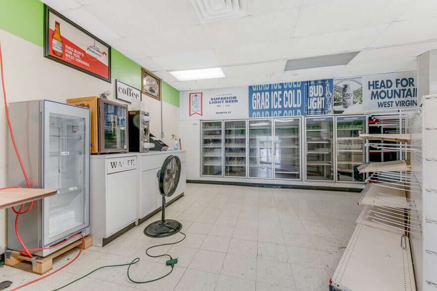 More Photos Of 154 Bridge St, Junior Restaurant For Sale
