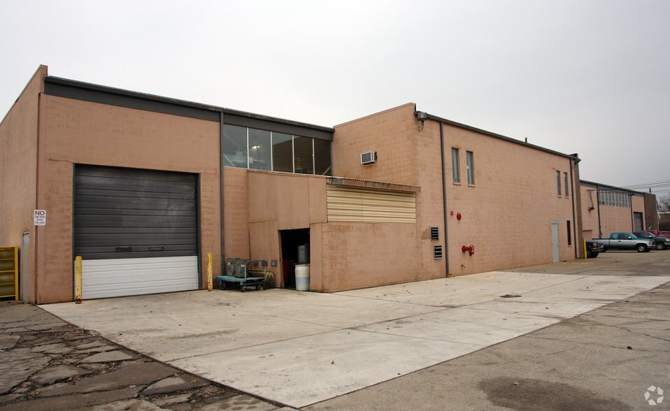 More Photos Of 34480 Commerce Rd, Fraser Warehouse For Lease