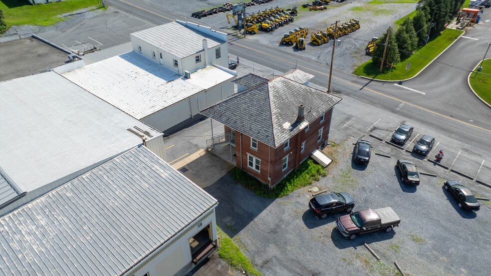 More Photos Of 135 Rothsville Station Rd, Lititz Office Residential For Lease