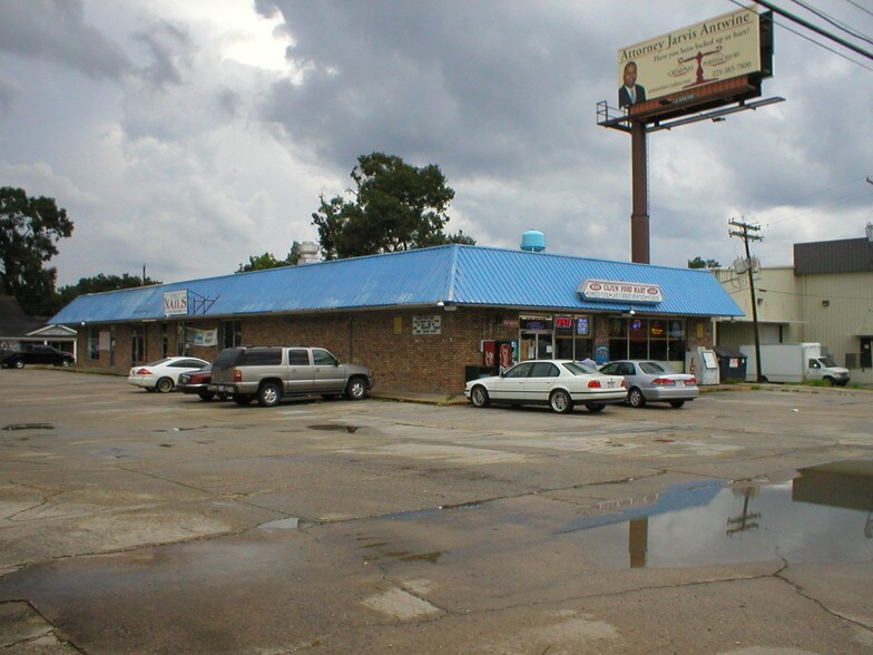 More Photos Of 115-121 E Sanders St, Gonzales Storefront Retail Office For Lease