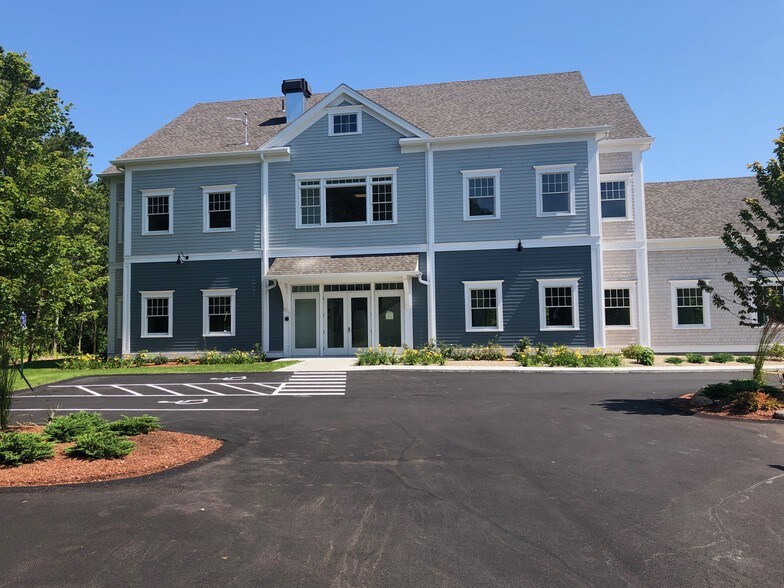More Photos Of 1575 Iyannough Rd, Hyannis Office For Lease