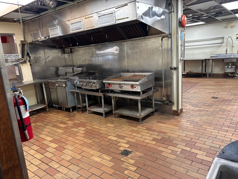 More Photos Of 1000 W Main St, Tomball Restaurant For Lease