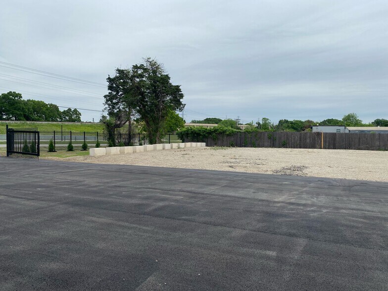 More Photos Of 501-507 E Rock Island Rd, Grand Prairie Industrial For Lease