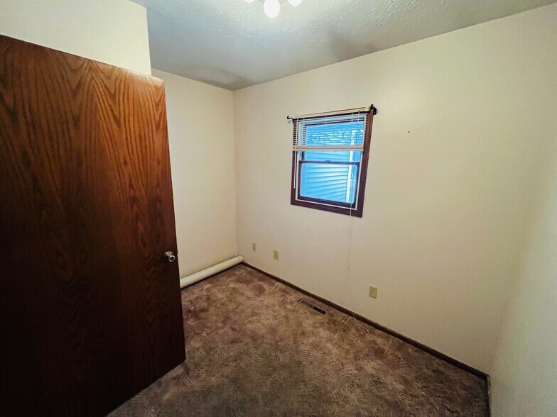 More Photos Of 919 S Pine St, Norfolk Flex For Sale