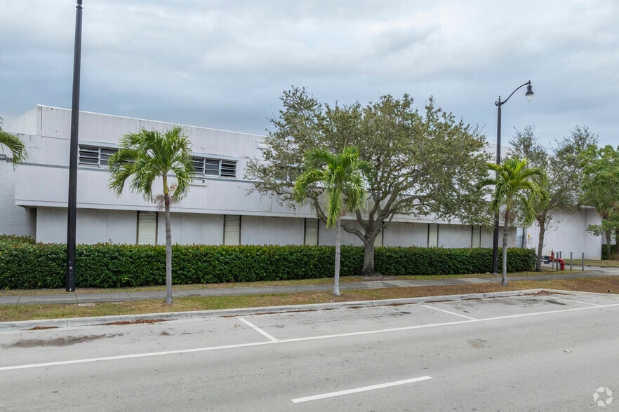 More Photos Of 912-915 S Dixie Hwy E, Pompano Beach, Pompano Beach Manufacturing For Lease