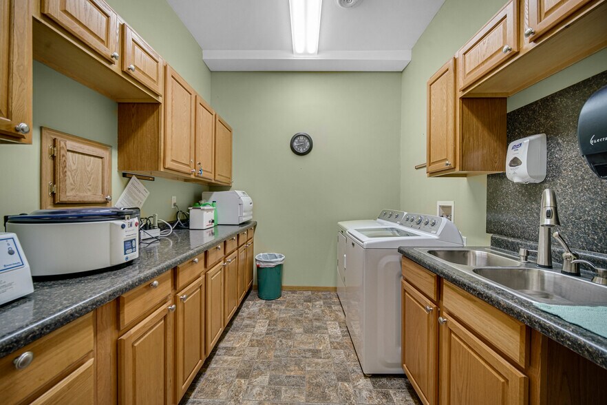 More Photos Of 165 E Robbins St, Wheatfield Medical For Sale