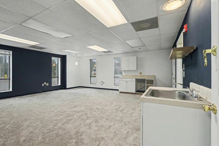 More Photos Of 1445 Cleveland Ave, East Point Showroom For Sale