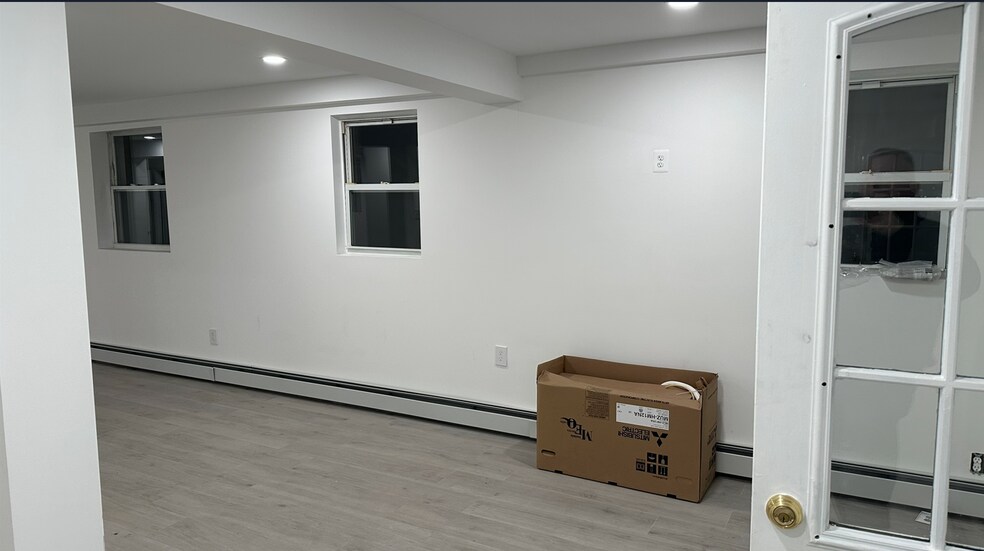 More Photos Of 15009 89th St, Howard Beach Office Residential For Lease