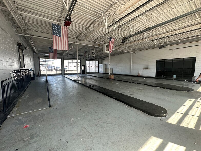 More Photos Of 687 Cobb Pky S, Marietta Freestanding For Sale