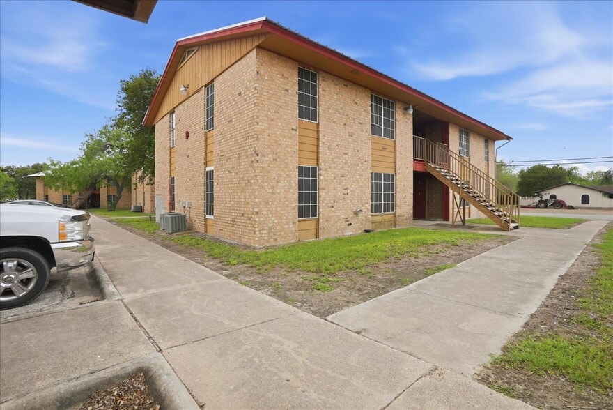 More Photos Of 600 E Crockett St, Beeville Apartments For Sale