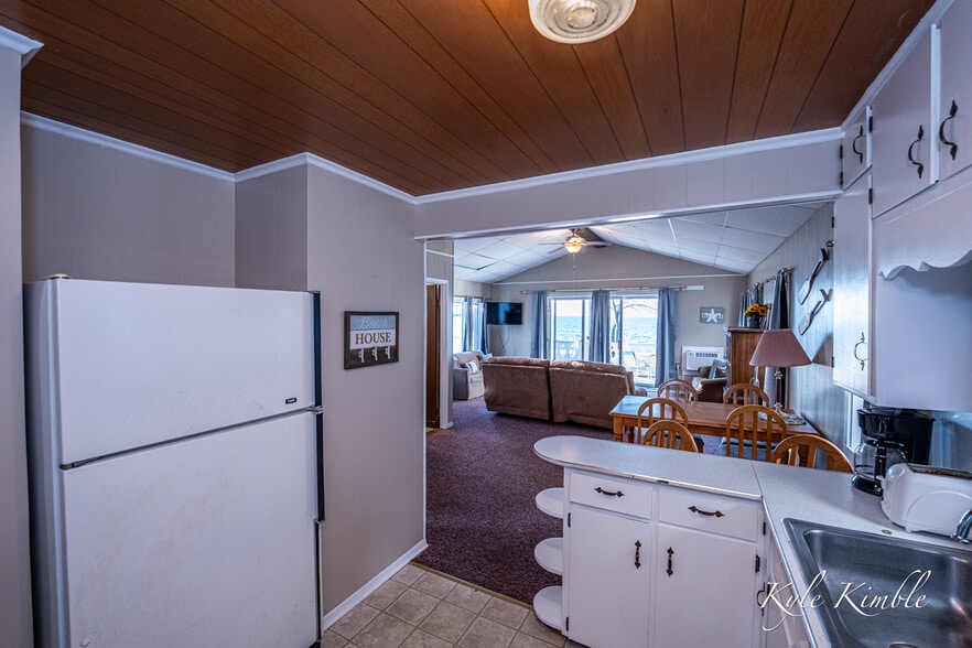 More Photos Of 104 W Houghton Lake Dr, Prudenville Hotel For Sale